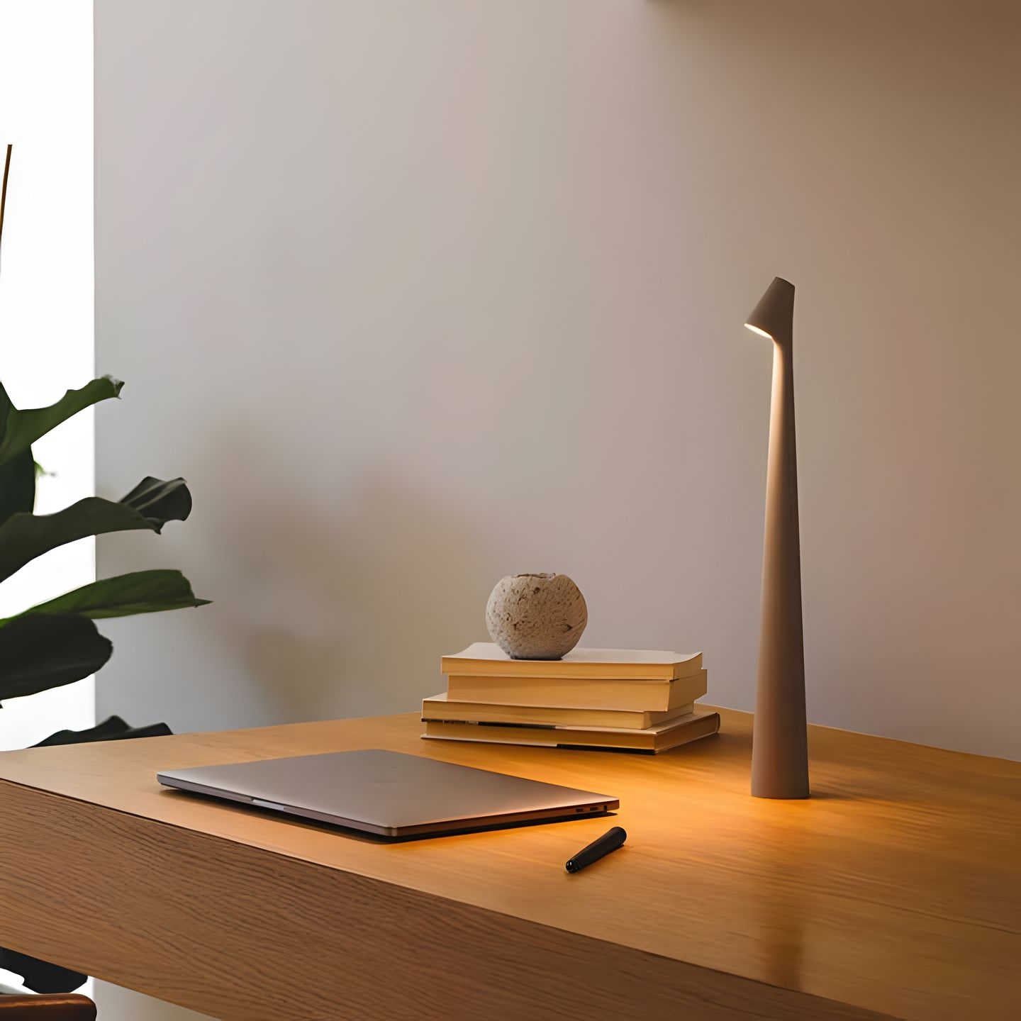 Minimalist Dimmable LED Table Lamp with Rechargeable Battery and Warm White Light