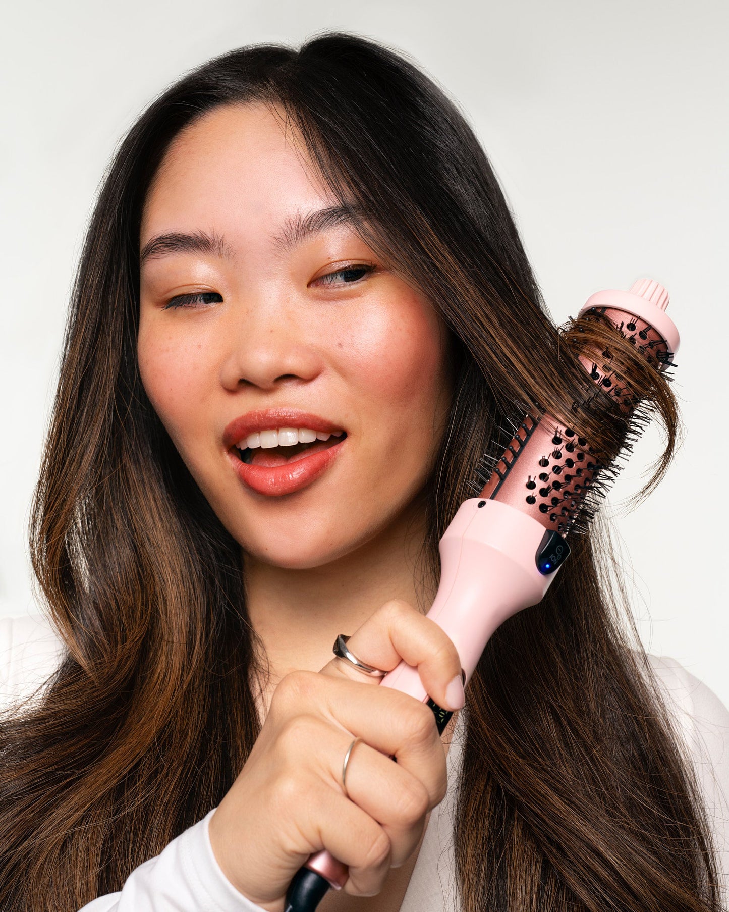 Avichic Thermal Blowout Brush – 1.5″ Ceramic Tourmaline Barrel, 5‑Heat Settings, Dual Voltage, Ionic Frizz Control